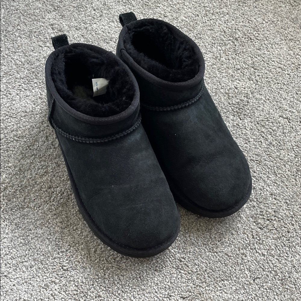 UGG Mini Black